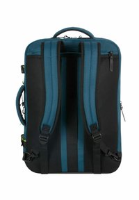 Blå och svart ryggsäck med vadderade axelremmar, meshnätpanel på baksidan, sidohandtag och övre dragkedjestängning som visas bakifrån.