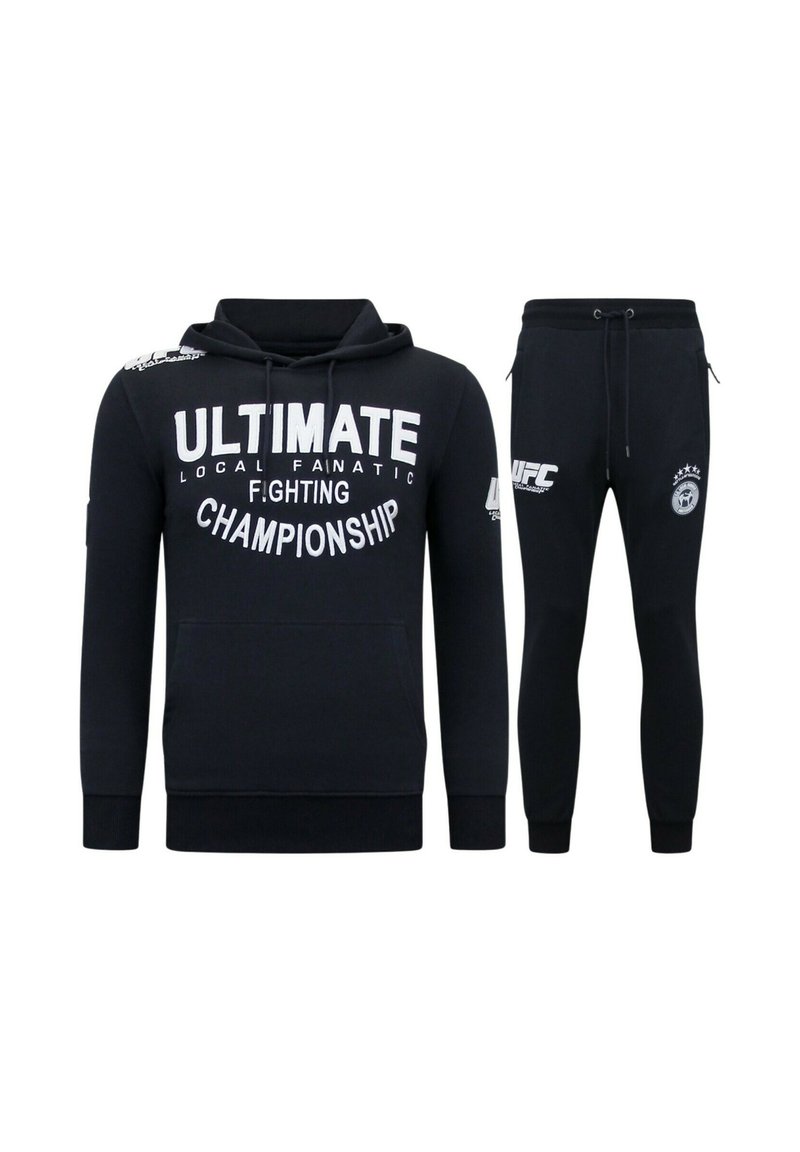 Zwart hoodie- en joggerset gemaakt van een katoenmix. De hoodie heeft grote witte tekst en een kangaroetak; de joggers hebben een elastische tailleband en boorden.