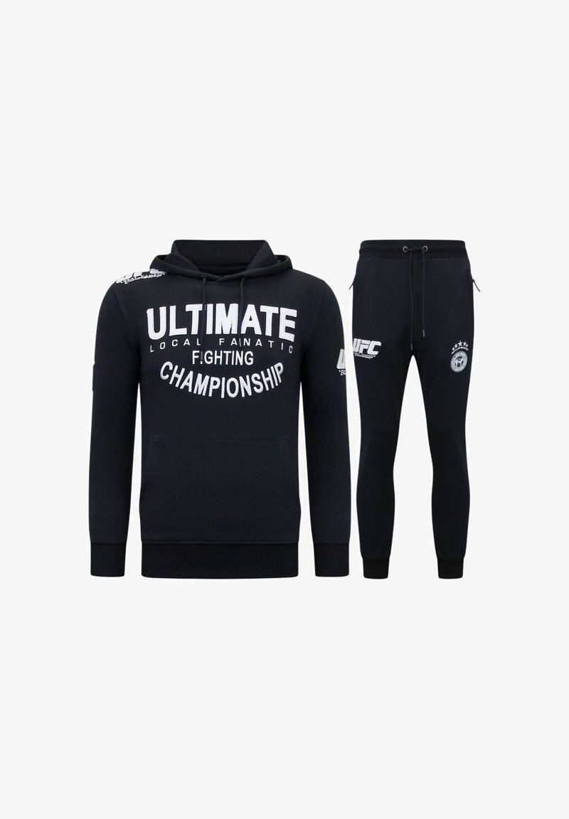 Zwart hoodie- en joggerset gemaakt van een katoenmix. De hoodie heeft grote witte tekst en een kangaroetak; de joggers hebben een elastische tailleband en boorden.