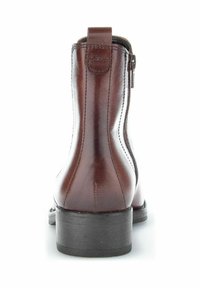 Bottine en cuir marron avec une texture lisse, un talon bas et une fermeture éclair sur le côté. Le dos présente une boucle pour un enfilage facile.