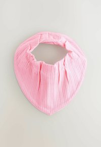 Ružičasta podesiva bandana pelena od mekog, teksturiranog pamuka, s naboranim dizajnom i kopčom na dugme za jednostavno nošenje.