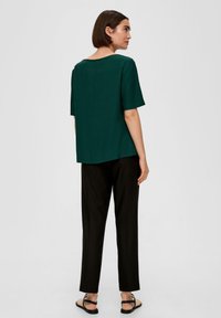 s.Oliver BLACK LABEL MIT FALTEN-DETAIL - Blouse - tannengrün