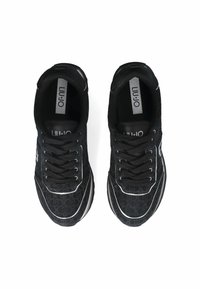 Sneakers neri con un motivo testurizzato, dotati di una tomaia intrecciata, dettagli bianchi e lacci neri. Suola in gomma con un design curvo.