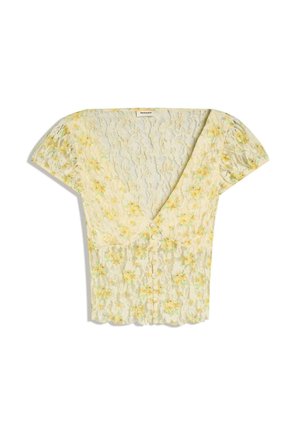Żółta koronkowa bluzka w kwiaty z krótkimi bufkami, dekoltem w serek, guzikami z przodu i falowanym dołem, ułożona płasko na białym tle.