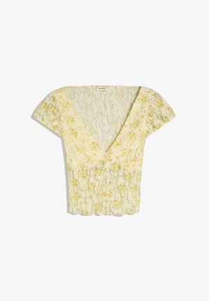 Žltá kvietkovaná čipková blúzka s krátkymi nariasenými rukávmi, výstrihom do V, prednými gombíkmi a vlnitým lemom, položená na bielom pozadí.