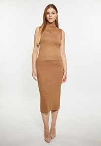Braunes gestricktes ärmelloses Kleid mit hohem Kragen, figurbetontem Design, gerippten Akzenten an der Taille und einem Bleistiftrock-Silhouette bis zur Mitte der Wade.