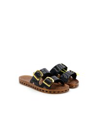 Zwarte synthetische slidesandalen met twee verstelbare banden met gouden gespen, bruine gestructureerde zool en geperforeerde voetbed voor ventilatie.