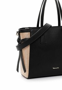 Sac à main en cuir noir texturé avec un panneau tissé beige. Il dispose de poignées doubles et d'une bandoulière amovible. Accent logo doré affiché.