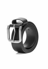 Czarny skórzany pasek o teksturowanym wykończeniu, z metalową klamrą w kolorze srebrnym i pętlą do zabezpieczenia końca. Minimalistyczny design.