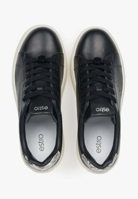 Zwarte leren sneakers met een gladde afwerking, ronde neus, witte rubberen zool en zwarte veters. Heeft een unieke patroonaccent bij de hak.