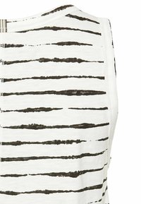 Biały top na ramiączkach z czarnymi paskami w stylu pędzla. Miękka tkanina, bez rękawów i okrągły dekolt. Widoczne detale szycia.