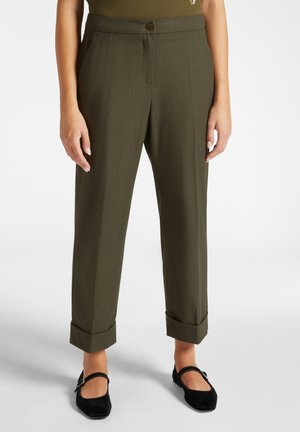 Pantaloni su misura verde oliva con taglio dritto, dotati di chiusura con un singolo bottone, tasche frontali e risvolti.