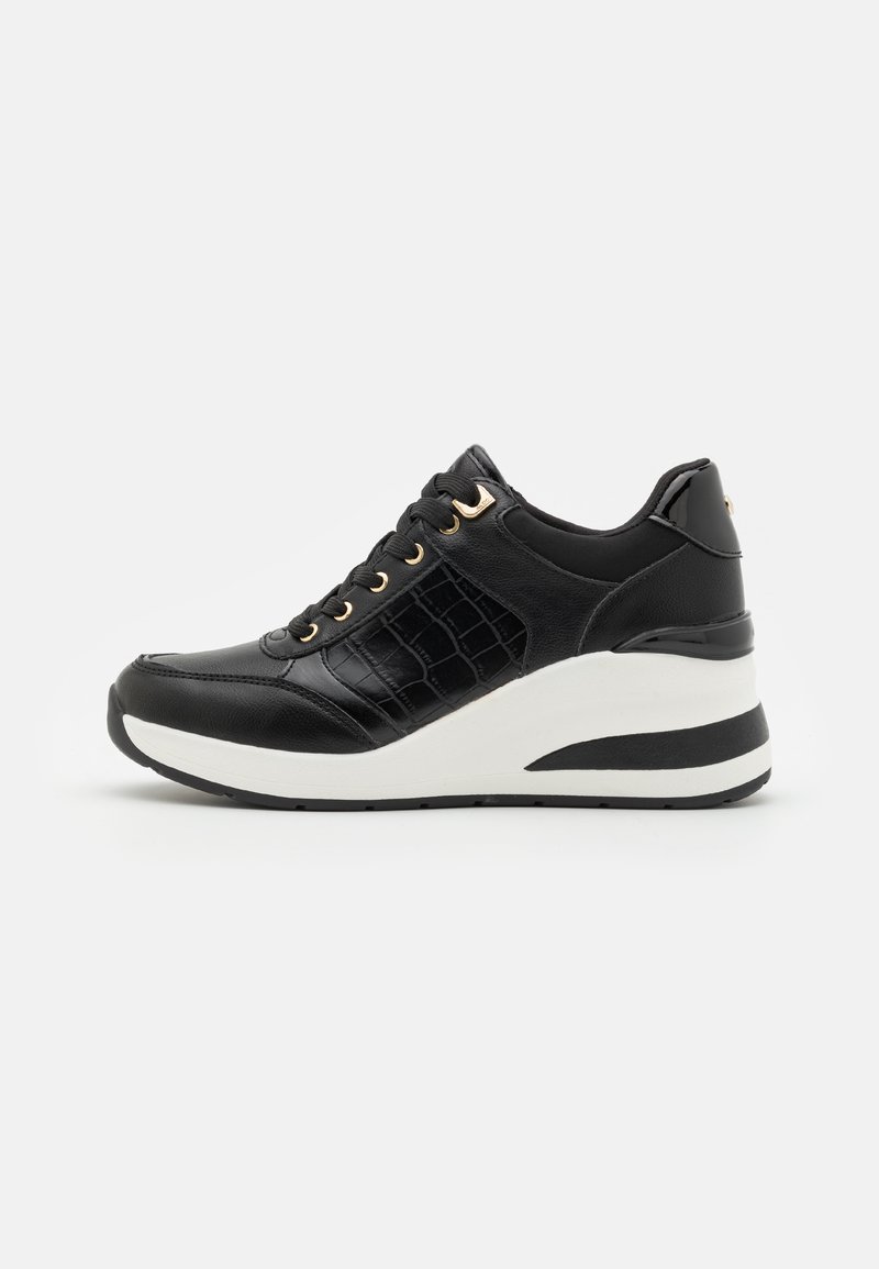 Mustavihreät sneakerit tekstiili sivuilla, kultaisilla nauhoilla, korkokenkäpohjalla ja valkoisella välikennolla. Sileä pinta, jossa on kevyt kiilto.