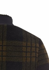 Fleecejacke mit einem dunklen Karomuster in Schwarz und Olivgrün, ausgestattet mit einem hohen Kragen und einer weichen, strukturierten Oberfläche.