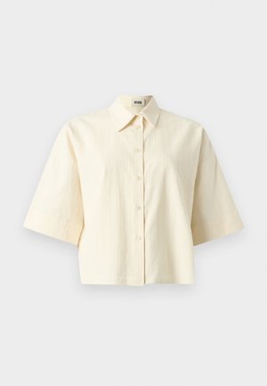 Cămașă cu mâneci scurte, de culoare crem, cu nasturi, cu dungi verticale subtile și guler ascuțit, afișată pe fundal alb.