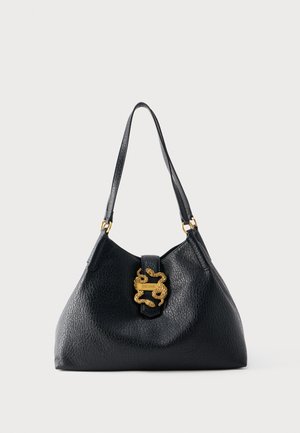 Borsa a tracolla in pelle nera texturizzata con chiusura a forma di serpente color oro e tracolla singola su uno sfondo chiaro uniforme.