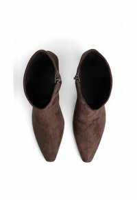 Botas de tobillo de ante marrón con punta afilada y cierre de cremallera lateral. Textura suave con costuras limpias y un diseño minimalista.