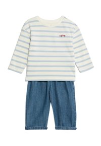 Randig långärmad tröja i ljusblått och vitt med en liten grafik av en röd bil, kombinerad med jeansbyxor med upprullad fåll. Mjuk bomullstyg.