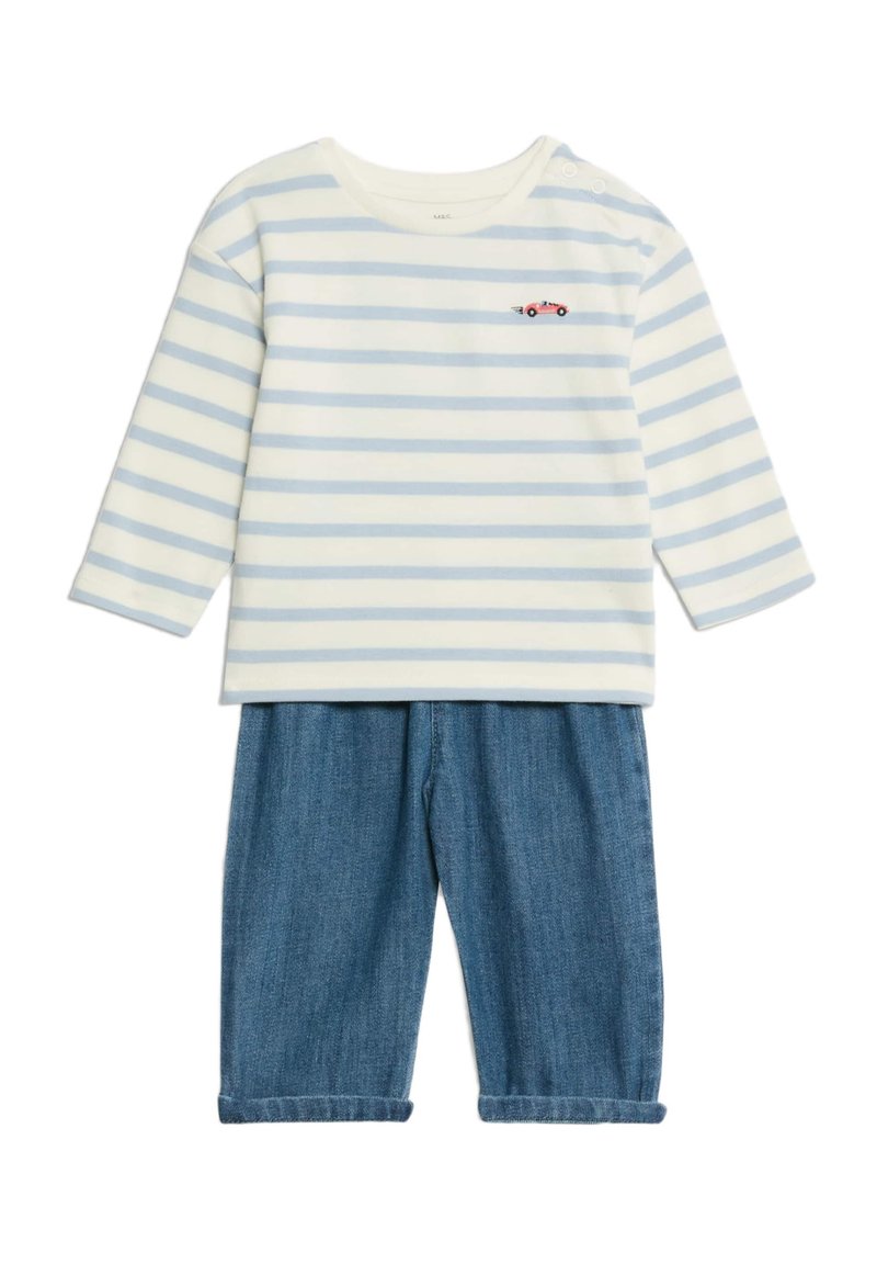 Randig långärmad tröja i ljusblått och vitt med en liten grafik av en röd bil, kombinerad med jeansbyxor med upprullad fåll. Mjuk bomullstyg.