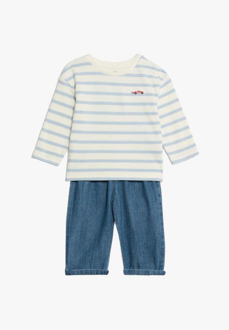 Randig långärmad tröja i ljusblått och vitt med en liten grafik av en röd bil, kombinerad med jeansbyxor med upprullad fåll. Mjuk bomullstyg.