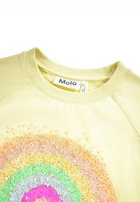 Felpa gialla chiara con un design a arcobaleno in paillettes multicolori sul davanti. Collo rotondo e tessuto testurizzato. Etichetta Molo visibile.