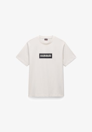 Kurzarm-T-Shirt aus cremefarbener Baumwolle mit einem schwarzen rechteckigen Grafikdesign und dem Text "NAPAPIJRI geographic" in fetter Schrift. Runder Ausschnitt.