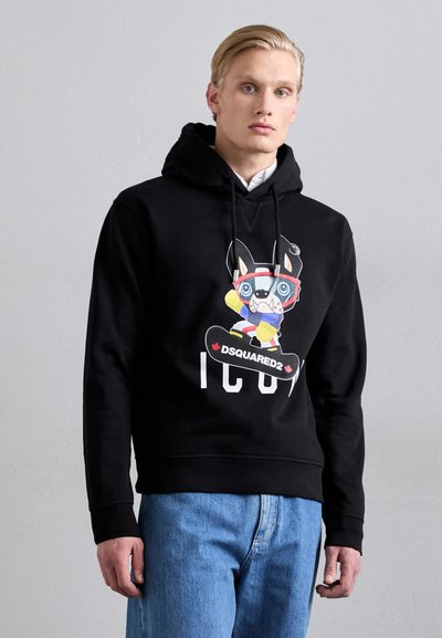 Schwarzer Hoodie mit einem bunten Grafikdruck eines Cartoon-Hundes auf einem Snowboard, mit dem Text "DSQUARED2" darunter. Hergestellt aus weichem Stoff mit einer lockeren Passform.