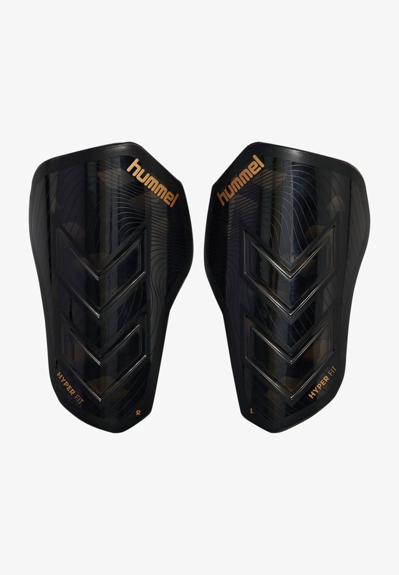 Schwarze Hummel Hyper Fit Schienbeinschoner mit erhabenen Chevron-Mustern, für links und rechts gekennzeichnet, zum Schutz beim Fußball.