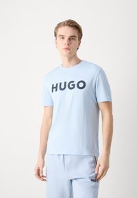HUGO DULIVIO - Nyomott mintás póló - pastel blue