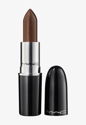 Rouge à lèvres MAC brun foncé avec boîtier argenté et noir et bouchon noir retiré, présenté sur fond blanc.