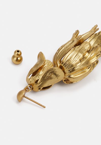 Gouden oorbel met een bloemontwerp en ingewikkelde bladvormen. Inclusief een bolle achterkant en een goudkleurige pin voor bevestiging.