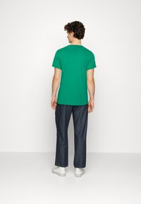 Tommy Hilfiger TOMMY LOGO TEE - T-shirt estampada - courtside green