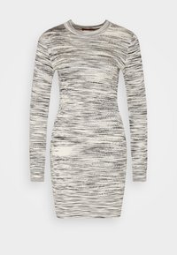 Dlouhý rukáv, přiléhavé šaty vyrobené z měkké látky. Obsahují černobílý vodorovný pruhovaný vzor a kulatý výstřih.