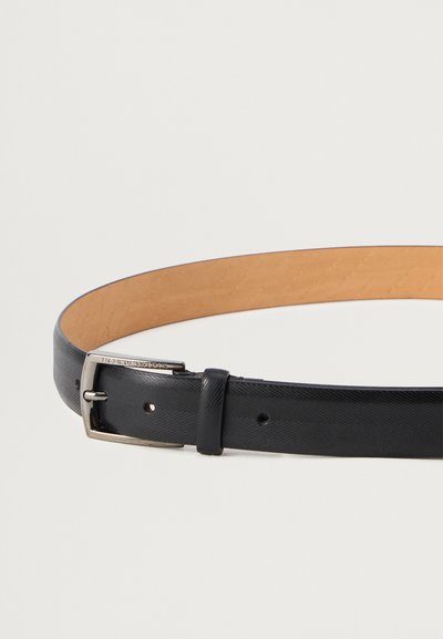 Μαύρη δερμάτινη ζώνη με λεία επιφάνεια, που διαθέτει ασημένιο μεταλλικό κούμπωμα και διακριτό μοτίβο ψαροκόκαλου κατά μήκος της λωρίδας.