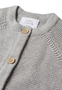 Grauer Strickcardigan mit einem runden Ausschnitt, zwei natürlichen Holzknöpfen und einem gewebten Etikett mit der Aufschrift "Stellou & Friends", Größe 62/68.