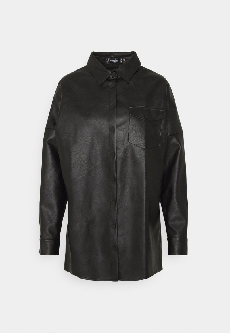 Chemise noire à manches longues en faux cuir avec boutons devant, col pointu, une poche poitrine et une texture lisse légèrement brillante.