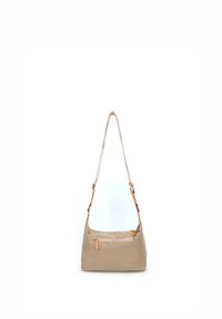 Bolso de lona beige con una correa ajustable única, que cuenta con un bolsillo frontal con cremallera y un detalle de cuero. Textura suave, diseño minimalista.