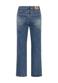 Vue arrière d'un jean en denim bleu avec deux poches arrière et un patch de marque en cuir beige sur la ceinture.