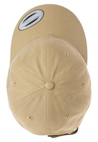 Beige színű baseball sapka ívelt napellenzővel, struktúrált pamut anyagból készült. Elülső részén kör alakú logófelvarró található.