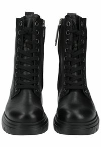 Botas de tobillo de cuero negro con una textura suave, que cuentan con un cierre frontal con cordones, cremallera lateral y suelas de goma acolchadas.