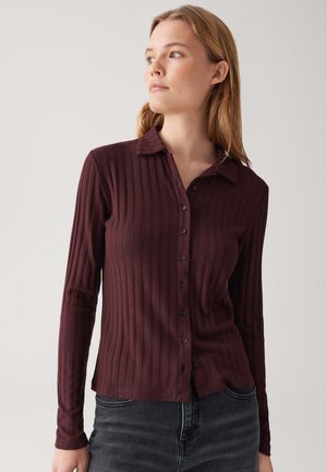 Bordeaux geribbelde langegemouwde shirt met een knoopsluiting aan de voorkant, een kraag en een aansluitend ontwerp. Katoenmengsel met een zachte textuur.