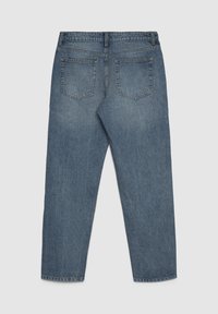 Hellblaue Denim-Jeans mit geradem Schnitt, fünf Taschen und sichtbaren Nähten. Das Gewebe hat eine leicht strukturierte Oberfläche.