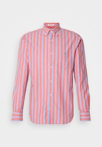 Męska koszula na długi rękaw zapinana na guziki, z pionowymi paskami w kolorze różowym, białym i niebieskim oraz kieszenią na piersi z małym haftowanym logo.