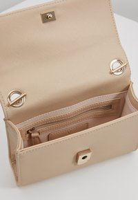 Borsa sintetica beige con superficie testurizzata, ferrature dorate, chiusura magnetica e molteplici scomparti interni, incluso un taschino con cerniera.