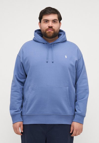 Sudadera de algodón azul con bolsillo canguro, cordones y puños acanalados. Presenta un pequeño logo blanco en el pecho. Diseño simple.