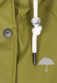 Žalia nepralaidi striukė su sidabriniu skėčio logotipu, balta virvute su dekoratyviniu karoliuku ir juodu spaustuku su prekinių ženklų ženklu.