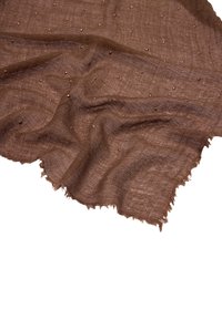 Brązowy szalik wykonany z teksturowanej tkaniny o nieregularnych frędzlach, ozdobiony małymi, równomiernie rozmieszczonymi metalicznymi akcentami.