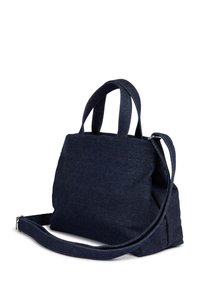 Bolso tote de mezclilla oscura con doble asa superior y correa de hombro desmontable. Presenta costuras en contraste y una superficie texturizada.