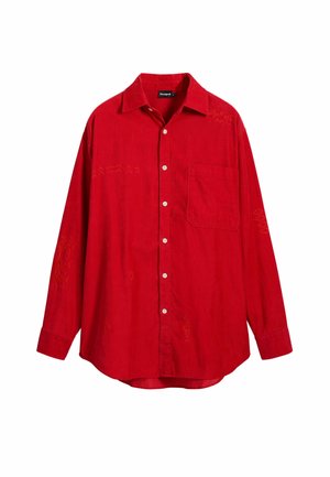 Rotes Baumwollhemd mit langen Ärmeln, Knopfverschluss, linker Brusttasche und komplizierten orangefarbenen Stickdetails auf der Vorderseite und den Ärmeln.