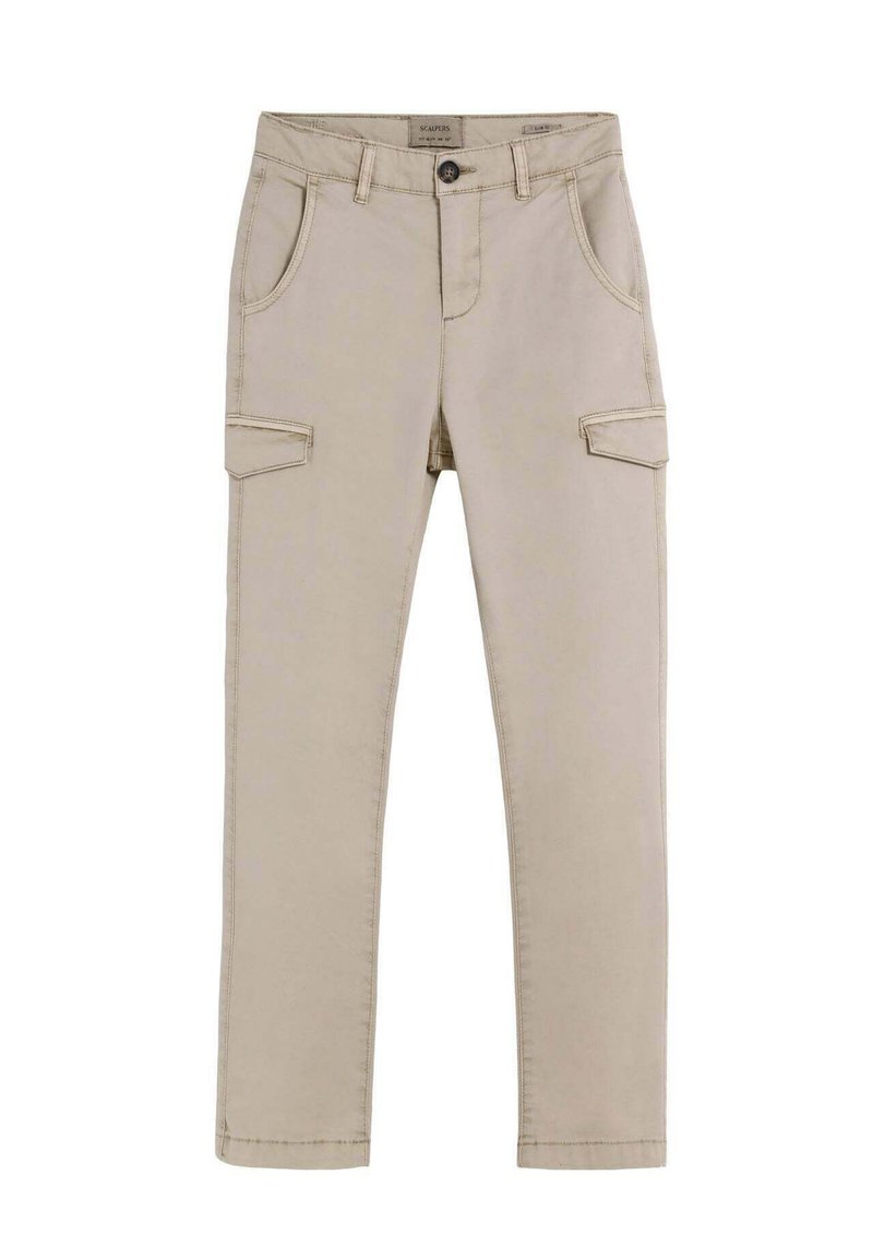 Pantalones cargo color beige, confeccionados en algodón, que cuentan con dos bolsillos frontales planos, dos bolsillos cargo en los muslos y una cremallera con cierre de botón.